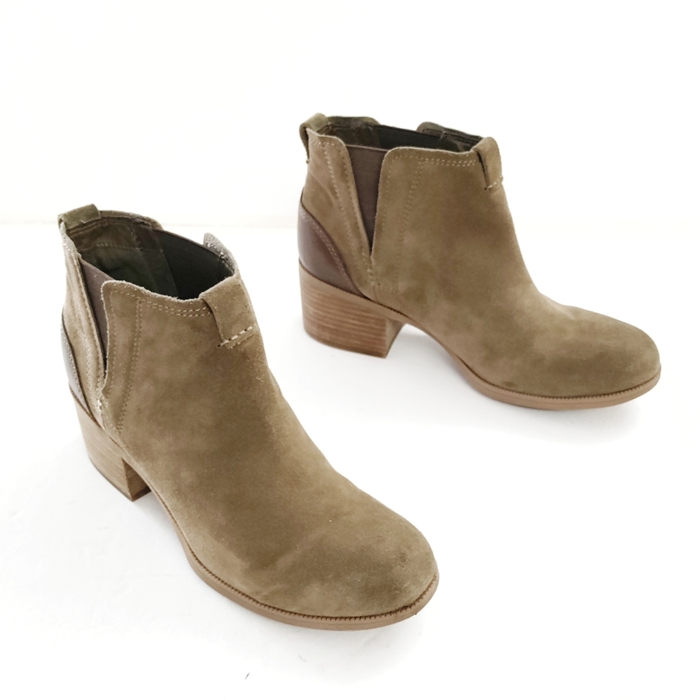 Clarks Artisan Collection Maypearl Daisy Ankle Bootie in Olive Size 9